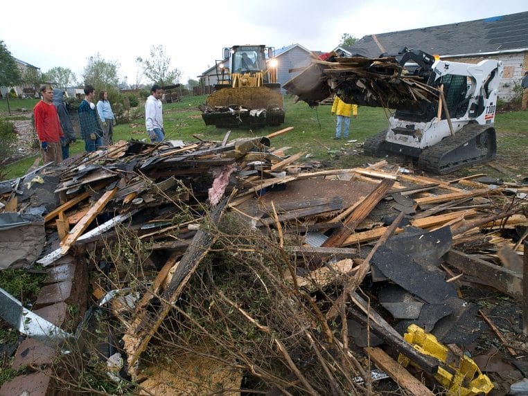 Habitants et bénévoles ramassent des débris après une tempête