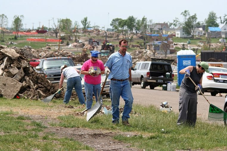 Des bénévoles nettoient un quartier après une tornade