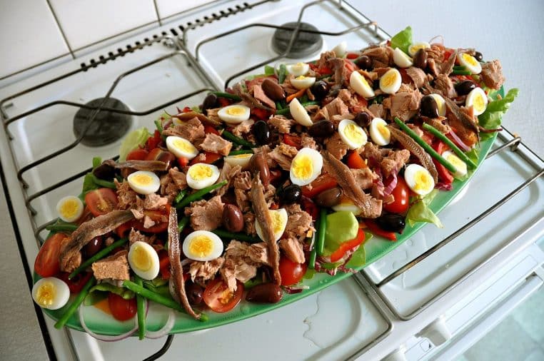 Grande salade niçoise avec haricots verts, format paysage.