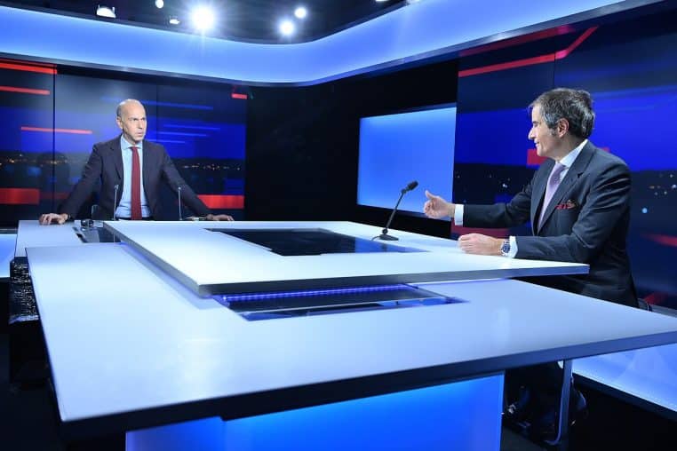 plateau de télévision d’une chaîne d’info avec présentateur et invité