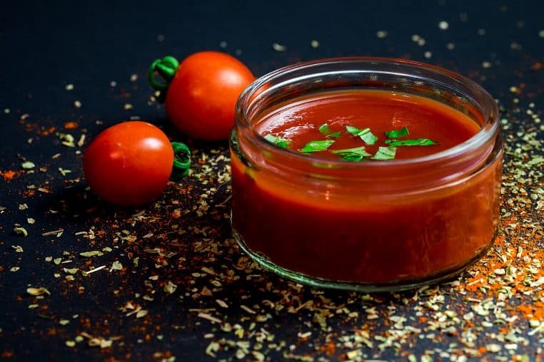 Bol de sauce tomate fraîche avec basilic