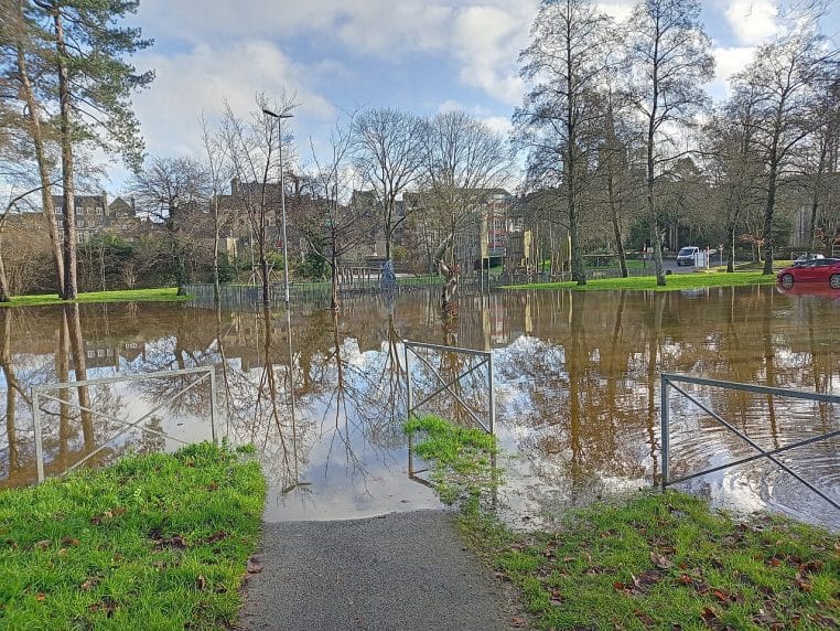 rue de Guingamp inondée, eau boueuse