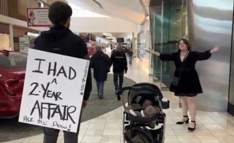 Homme infidèle obligé de porter une pancarte dans un centre commercial