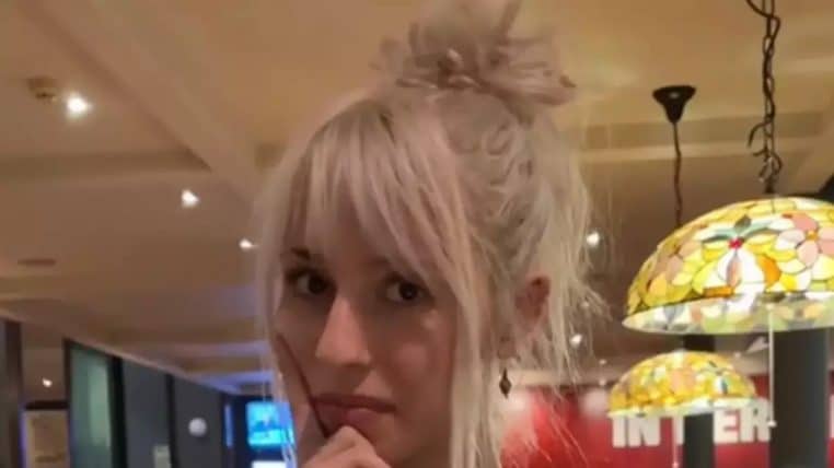 Homme rencontre chanteuse