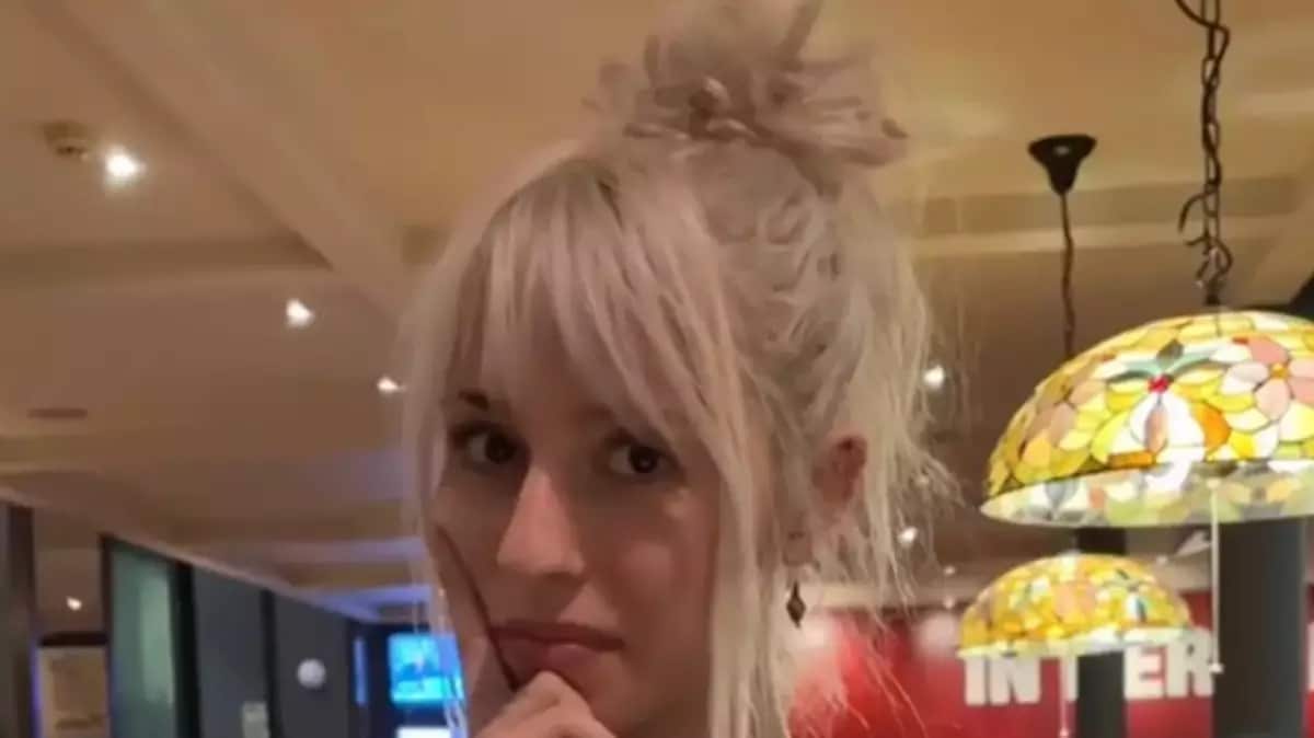 Homme rencontre chanteuse