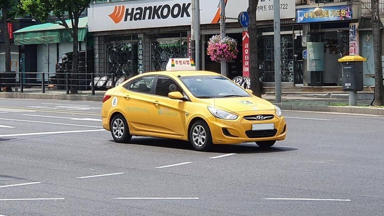 Hyundai Accent d’auto-école coréenne sur une piste d’examen