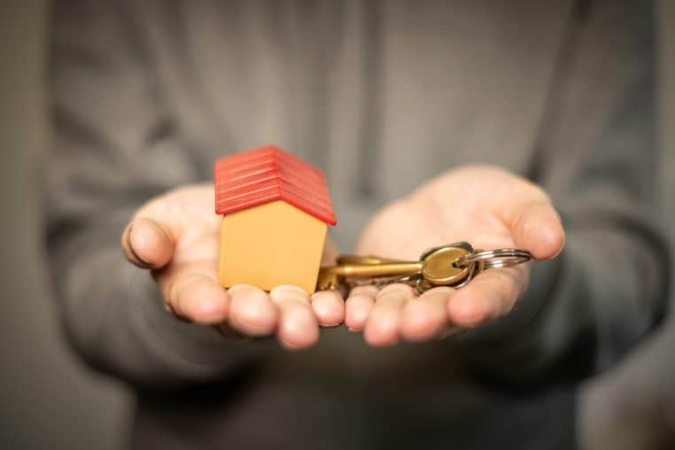 Remise de clés symbolisant héritage ou partage.