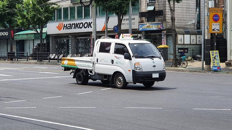 Camion-école Kia Bongo sur une piste d’examen coréenne