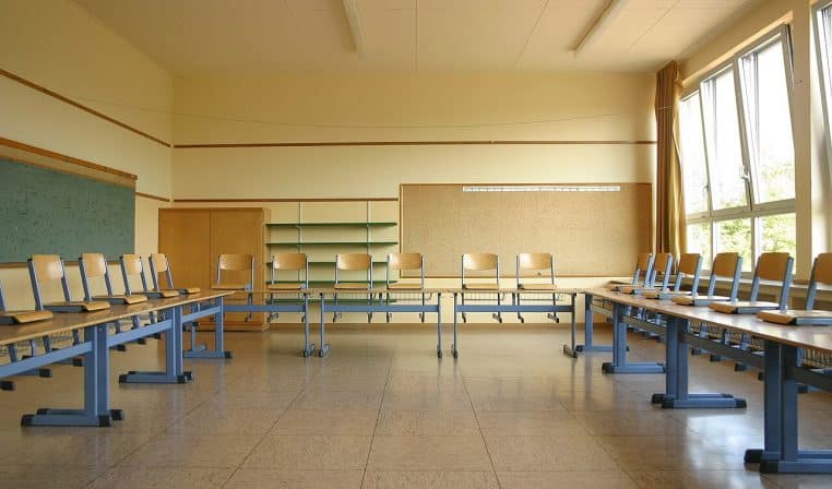 Classe d’école primaire allemande vide, tableau vert