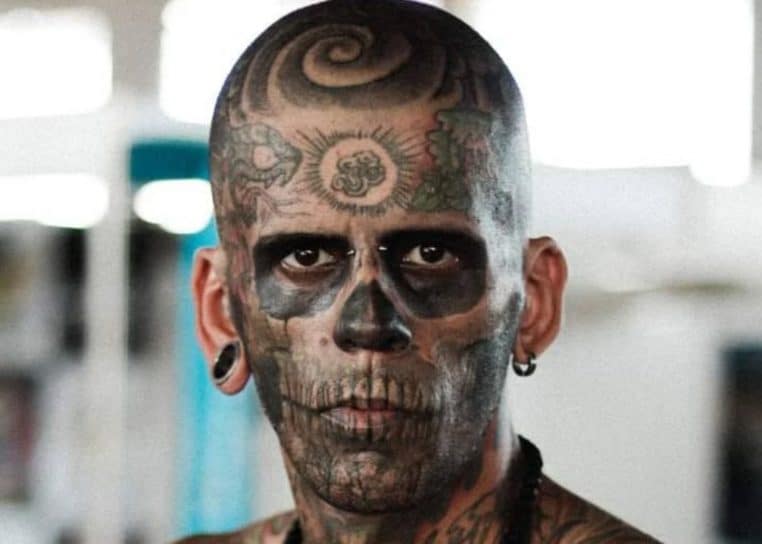 Leandro de Souza, l'homme le plus tatoué du Brésil, veut retirer ses tatouages