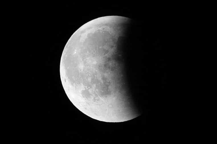 Éclipse lunaire au-dessus de la Bretagne, ciel dégagé