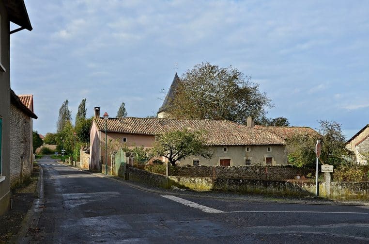 Rue principale d’un village français, circulation locale, signalisation réduite.