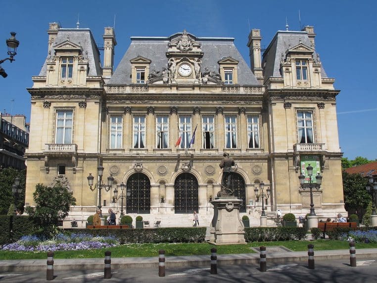 Façade de l’hôtel de ville de Neuilly-sur-Seine.