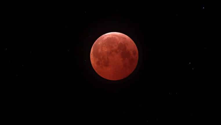 Lune totalement éclipsée, rouge cuivré, sur fond de ciel noir (25 mars 2025)