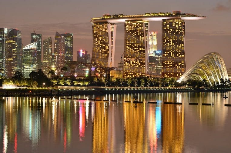 Skyline de Singapour et Marina Bay au crépuscule, reflets sur l’eau.