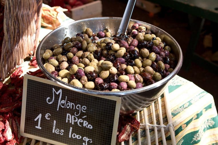 Bacs d’olives variées sur un marché provençal