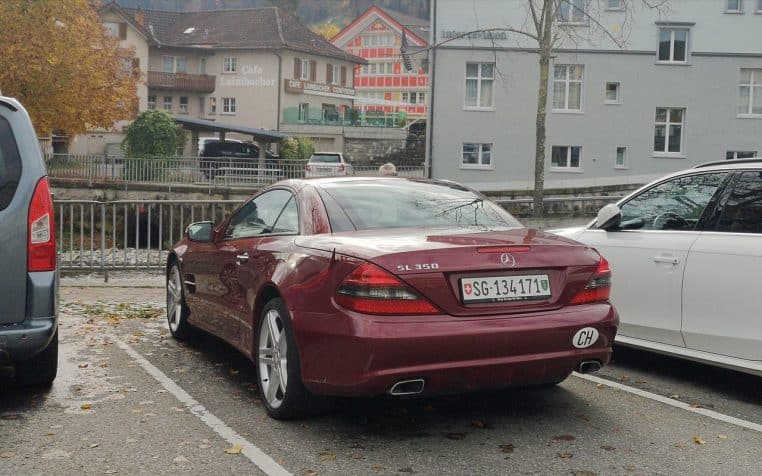 Mercedes SL 350 grise vue de trois-quarts avant.