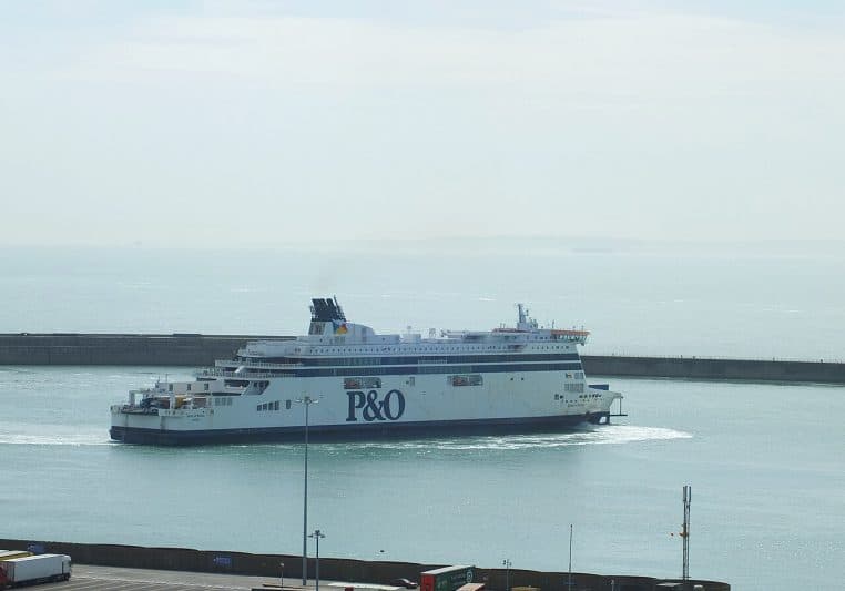 Ferry P&O Spirit of Britain quittant le port de Douvres par beau temps
