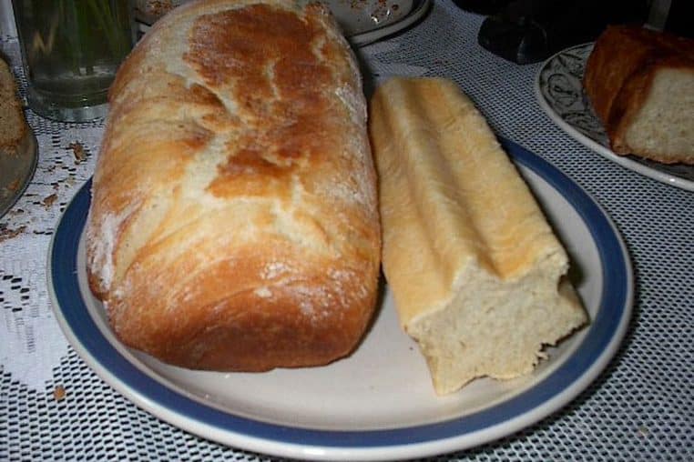 Deux pains de mie entiers posés côte à côte