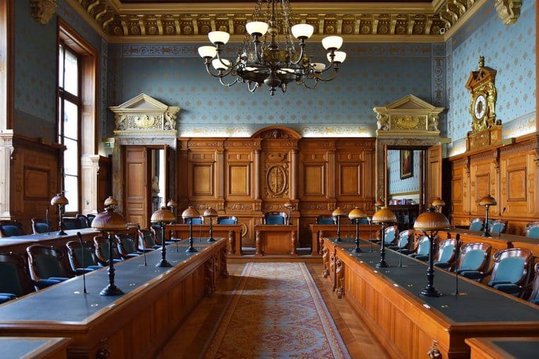 Salle d’audience historique lambrissée de la Cour de cassation à Paris