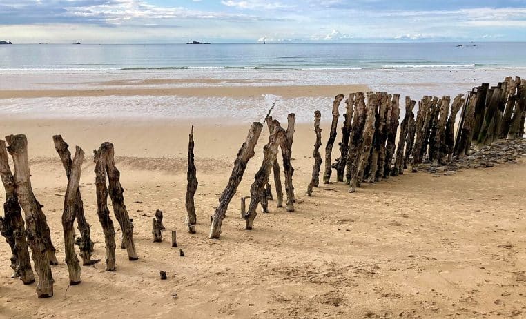 Plage du Sillon à Saint-Malo avec lumière douce et horizon marin.