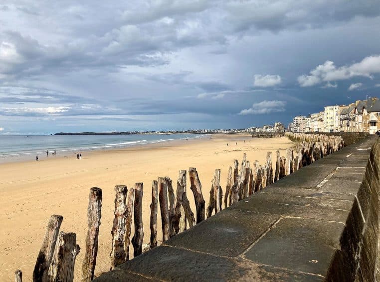 Étendue de sable de la plage du Sillon à Saint-Malo à marée basse, vue large.