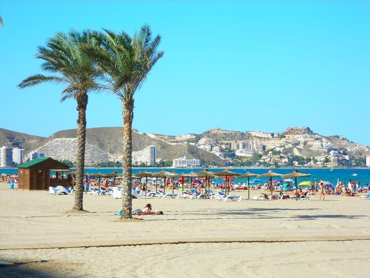 Plage de San Antonio à Cullera, sable et front de mer au petit matin.