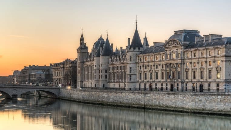 Panorama du Quai de l’Horloge à Paris au petit matin