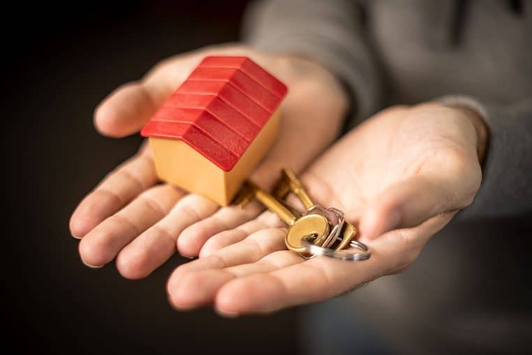Remise de clés symbolisant héritage ou partage.