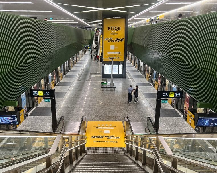Quais du MRT à Marine Parade, écrans anti-chute et signalétique.