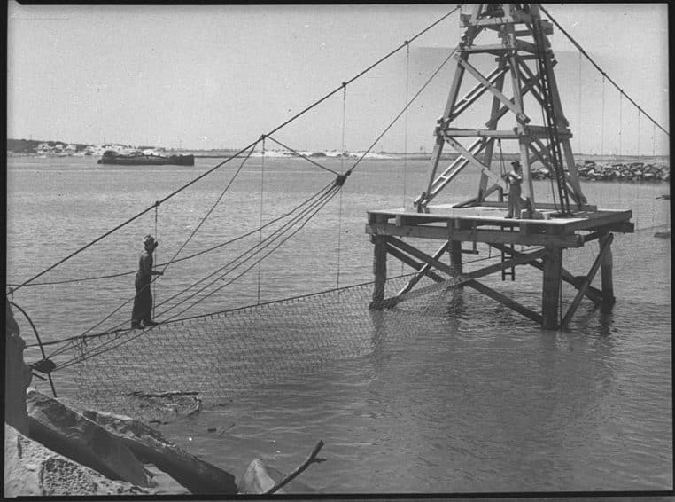 Vue historique d’un filet anti-requin installé à Stockton, NSW