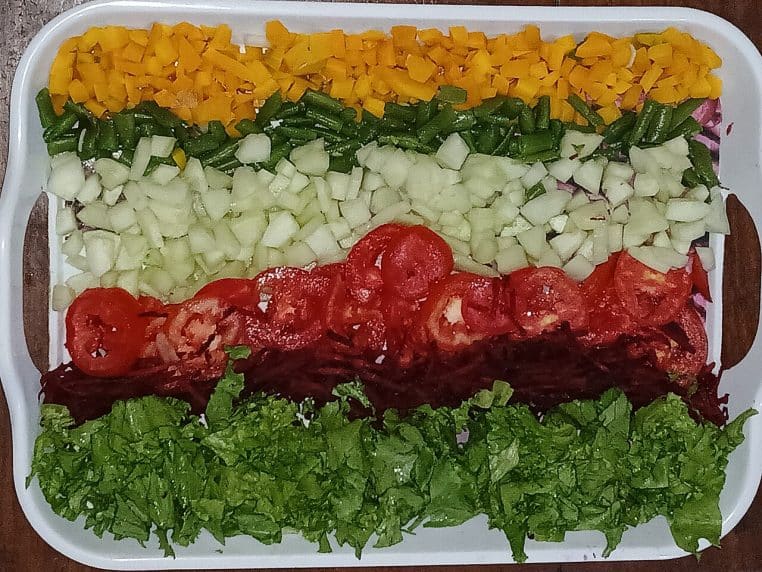 Salade composée avec haricots verts, tomates et concombres.