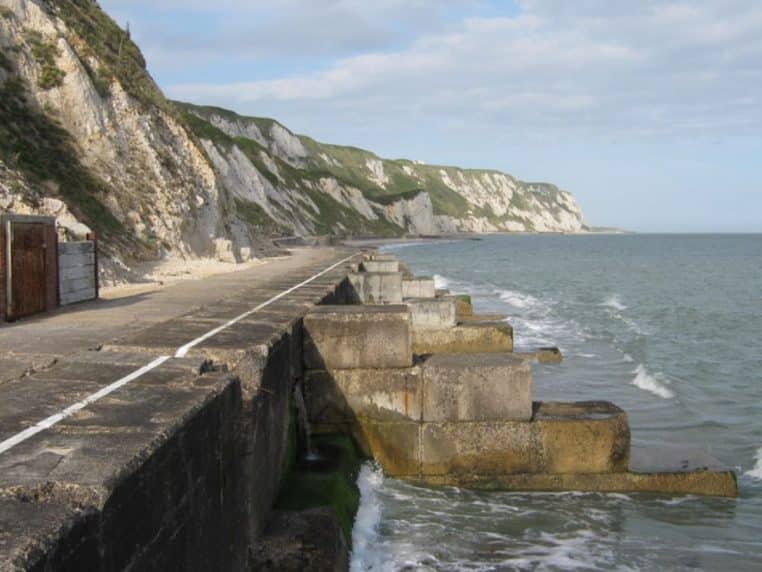 Mur de mer en béton près de Douvres, promenade littorale.