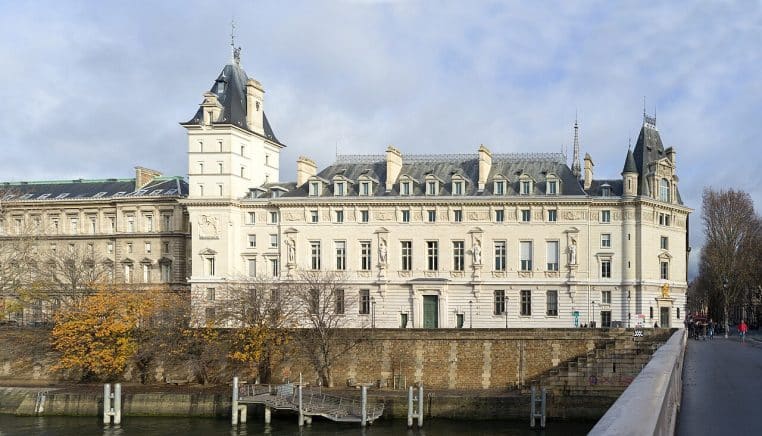 Façade du Palais de justice de Paris abritant la Cour de cassation vue depuis la Seine
