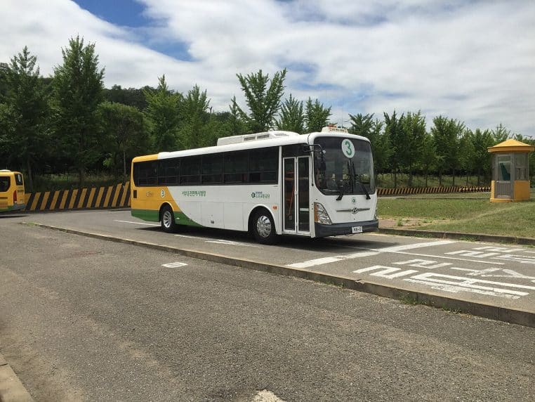 Bus/vehicule d’examen stationné dans un centre de permis coréen