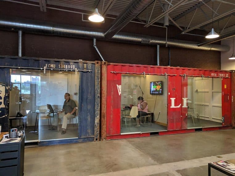 Intérieur d’entrepôt avec conteneurs maritimes.