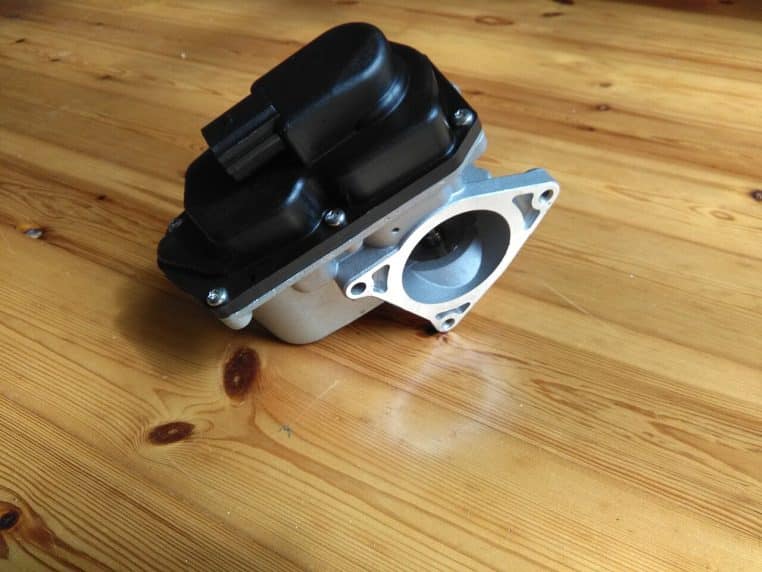 Vanne EGR d’un moteur diesel vue de près.