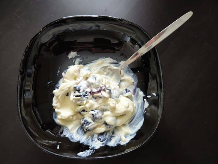 skyr à la vanille avec mûres.