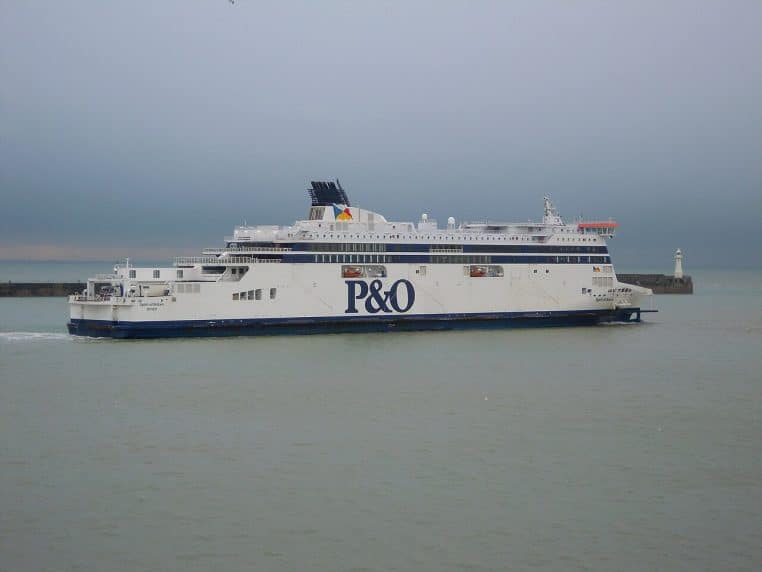 Grand ferry P&O s’approchant du port de Douvres