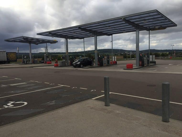 Pompes à carburant sur une aire d’autoroute en France