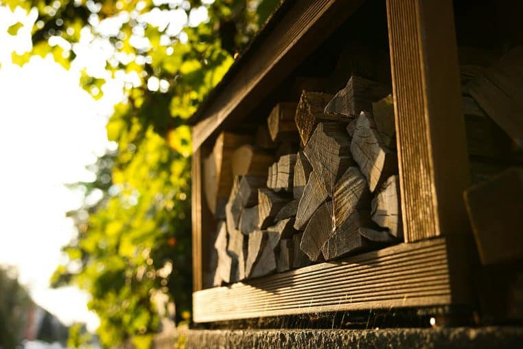 pile de bûches de chauffage sèche au soleil