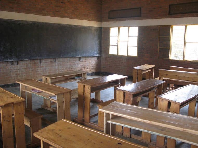 Salle de classe vide avec tables et chaises