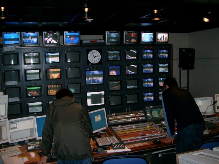 salle de régie d’un journal télévisé avec écrans de contrôle