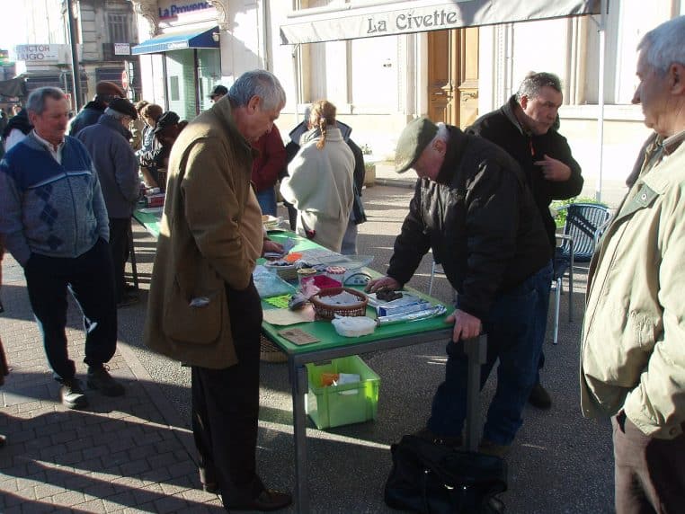 Stands de truffes au marché de Carpentras avec balances