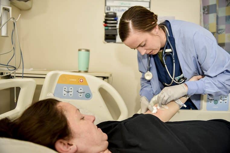 Soins post-accouchement d’une mère et de son bébé à l’hôpital de Naples