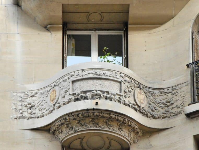 Détail d’un balcon parisien avec garde-corps en ferronnerie, 1 rue Boulard