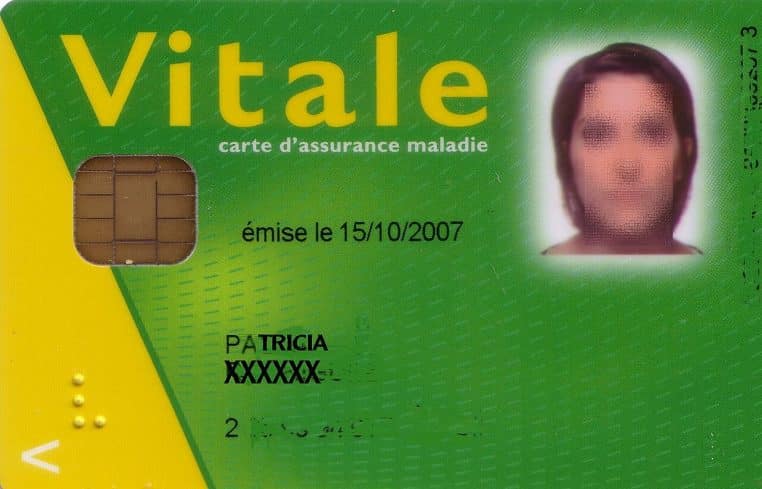 Carte Vitale posée sur un clavier, symbole de l’Assurance maladie