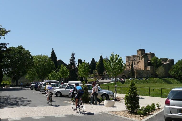 Façade Renaissance du château de Lourmarin en Provence