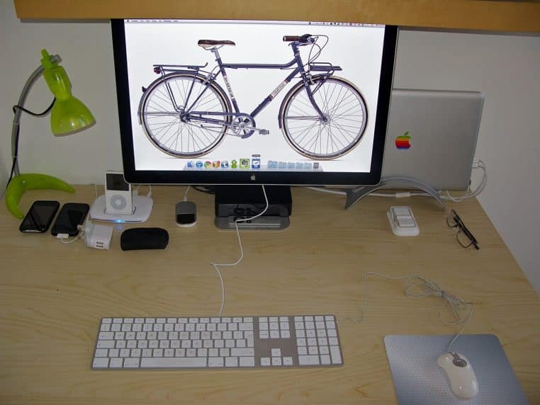 bureau d’appartement avec tablette Ikea Lack au-dessus du plan de travail