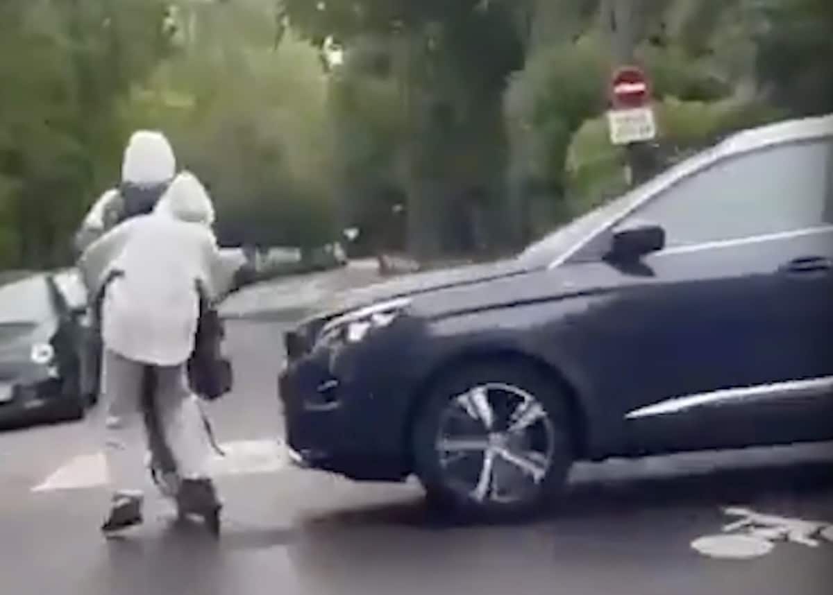 Deux ados en trottinette percutés par une voiture